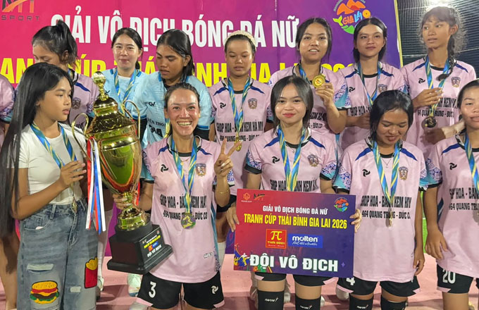 FC Tổng hợp vô địch: Khi những bóng hồng 2 làng cùng viết nên câu chuyện đẹp