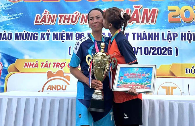 Hoàng Quyên: Kỷ niệm đẹp nhất là được nâng cúp cùng mẹ