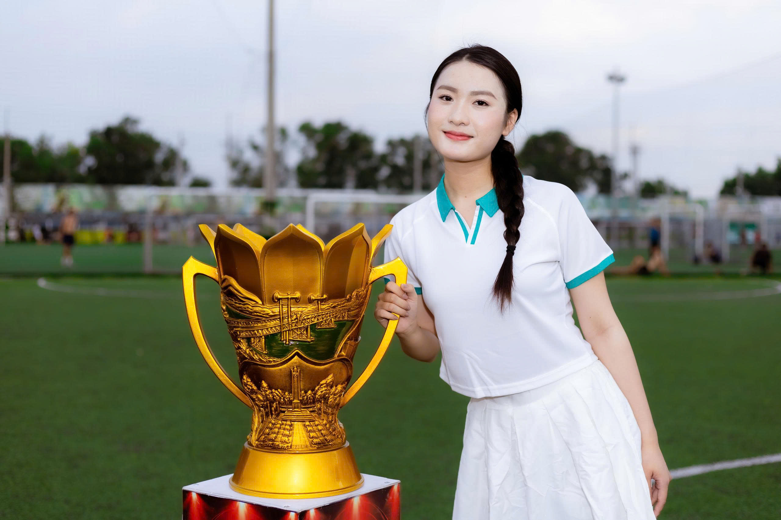 Chiếc cúp đặc biệt tại Giải Bóng đá Amazing Đồng hương Quảng Trị lần X