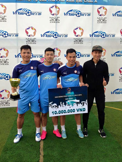 Đội trưởng EOC Tiệp đầu to và hậu vệ Huyên Seven chưa có dấu hiệu tuổi tác và vẫn đá hay dù năm nay đã ngoài 30