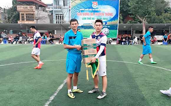 FC Trà Dilmah vs FC Du Lịch trao quà lưu niệm