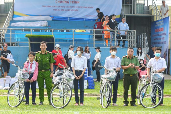 Lý Hải, Phạm Trưởng, Nhật Cường cùng dàn sao nghệ sĩ so giày ở trận cầu thiện nguyện