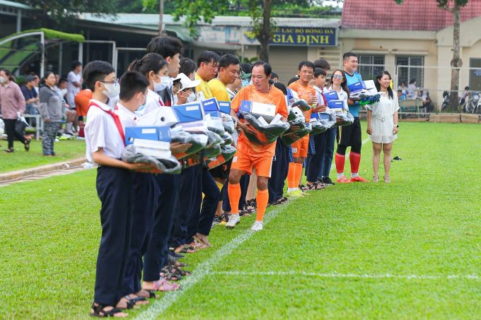 Lý Hải, Phạm Trưởng, Nhật Cường cùng dàn sao nghệ sĩ so giày ở trận cầu thiện nguyện