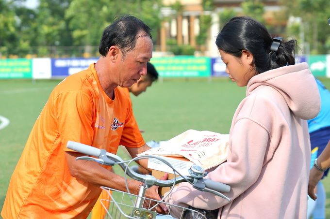 'Ông trùm' Lật mặt cùng nhiều nghệ sĩ  lan tỏa yêu thương trước thềm năm học mới