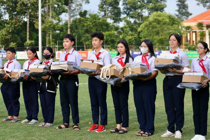 'Ông trùm' Lật mặt cùng nhiều nghệ sĩ  lan tỏa yêu thương trước thềm năm học mới