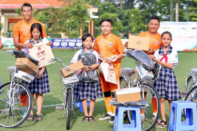 'Ông trùm' Lật mặt cùng nhiều nghệ sĩ  lan tỏa yêu thương trước thềm năm học mới