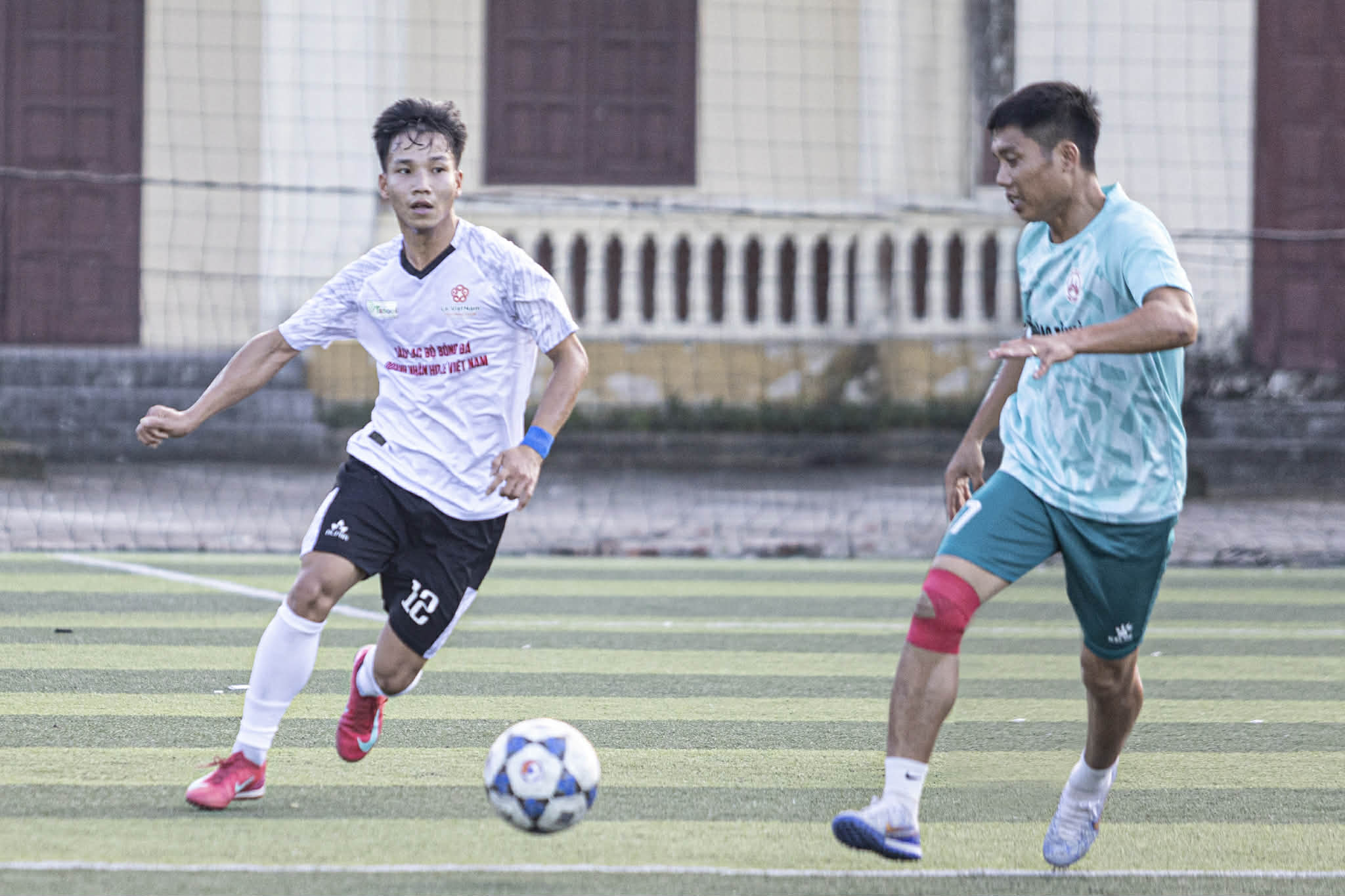 2 đội trao tặng nhau những món quà quê