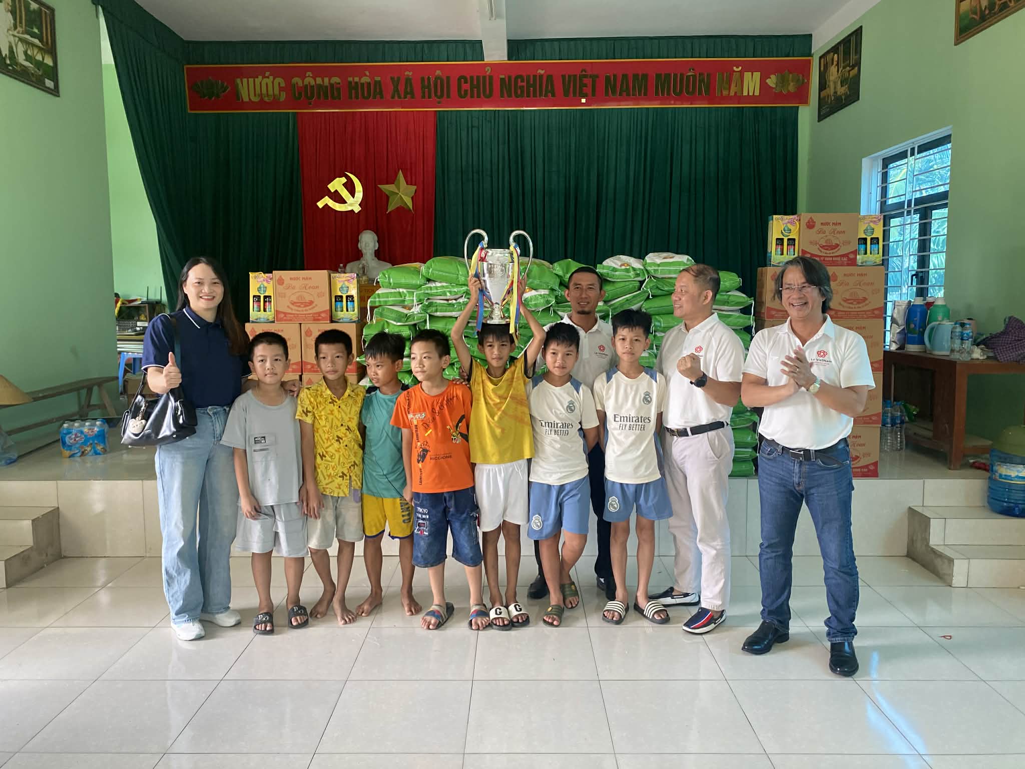 Sau chiến thắng trước FC Họ Lê Ninh Bình, FC Họ Lê Việt Nam giành toàn bộ phần thưởng và cùng với sự chung tay của các Mạnh Thường Quân đã mua tặng hàng tấn gạo, nước mắm trao tận tay người dân vùng lũ ở Nông Cống