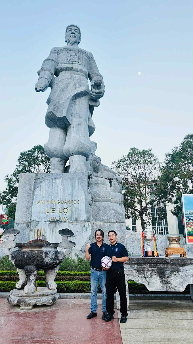 Phó chủ tịch Lê Đức Cường, người có mối quan hệ sâu rộng trong đời sống bóng đá
