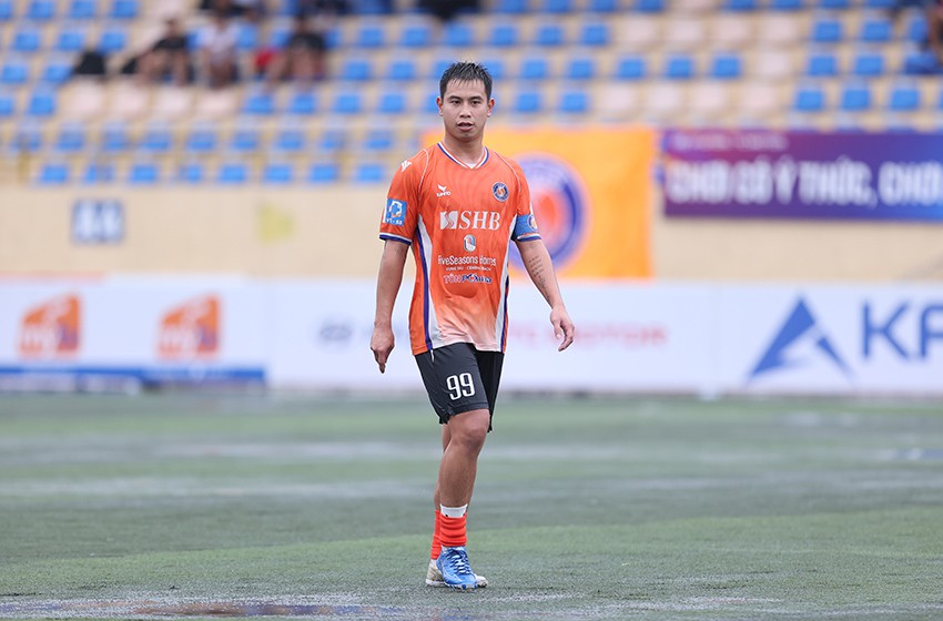 Trung vệ đội trưởng Phong 