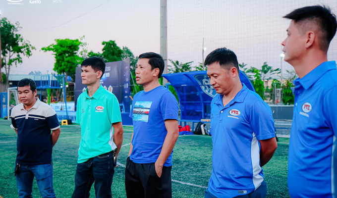 Bầu Thắng (thứ 2 từ trái qua phải) đã có một năm thành công trong sới phủi