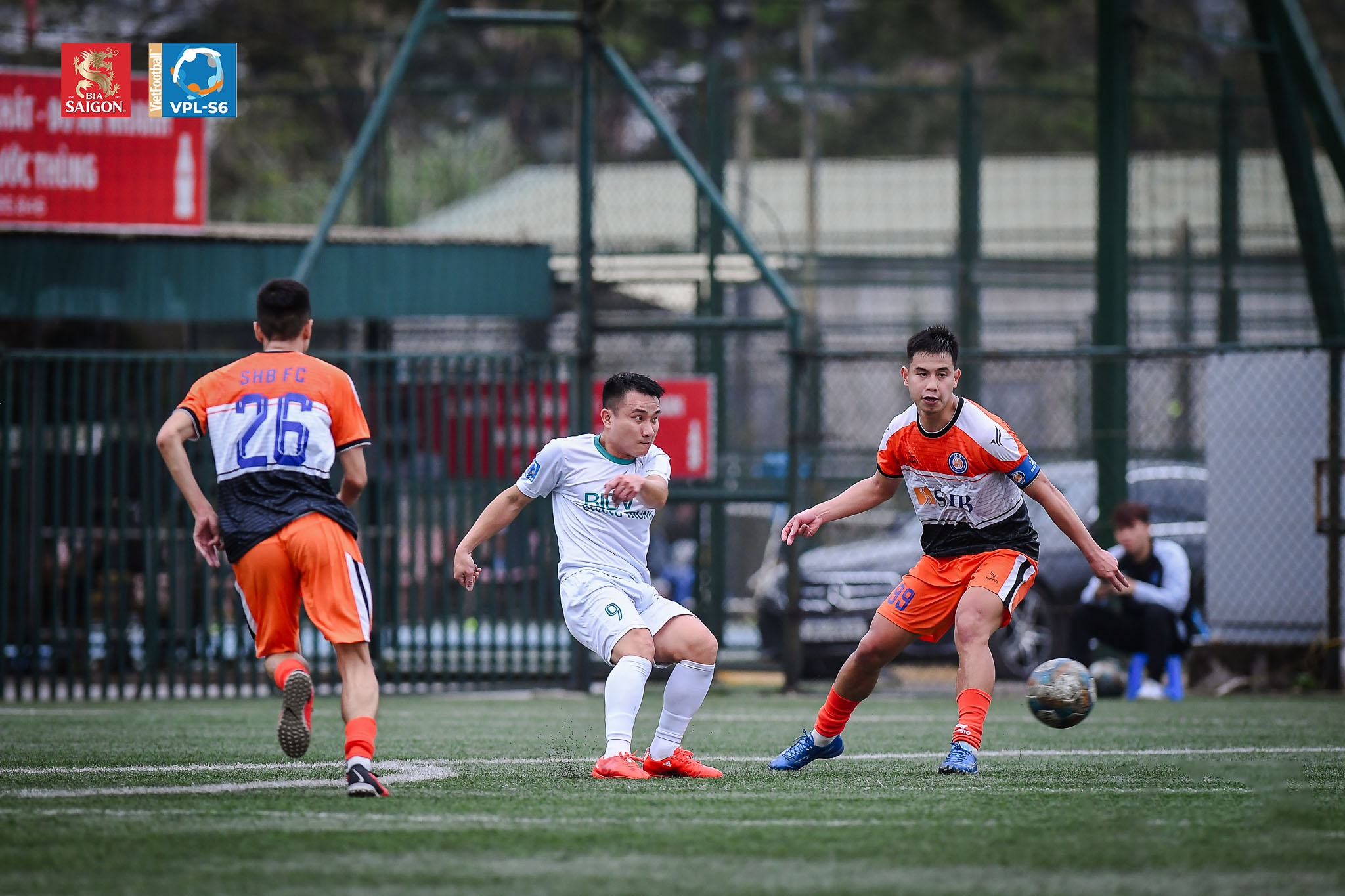 Derby 'nhà băng' thú vị tại HPL