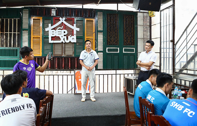 Các cầu thủ sinh viên của FC Friendly cũng không dám đổi áo làm kỷ niệm, dù rất ngưỡng mộ một số ngôi sao bên phía đối phương.