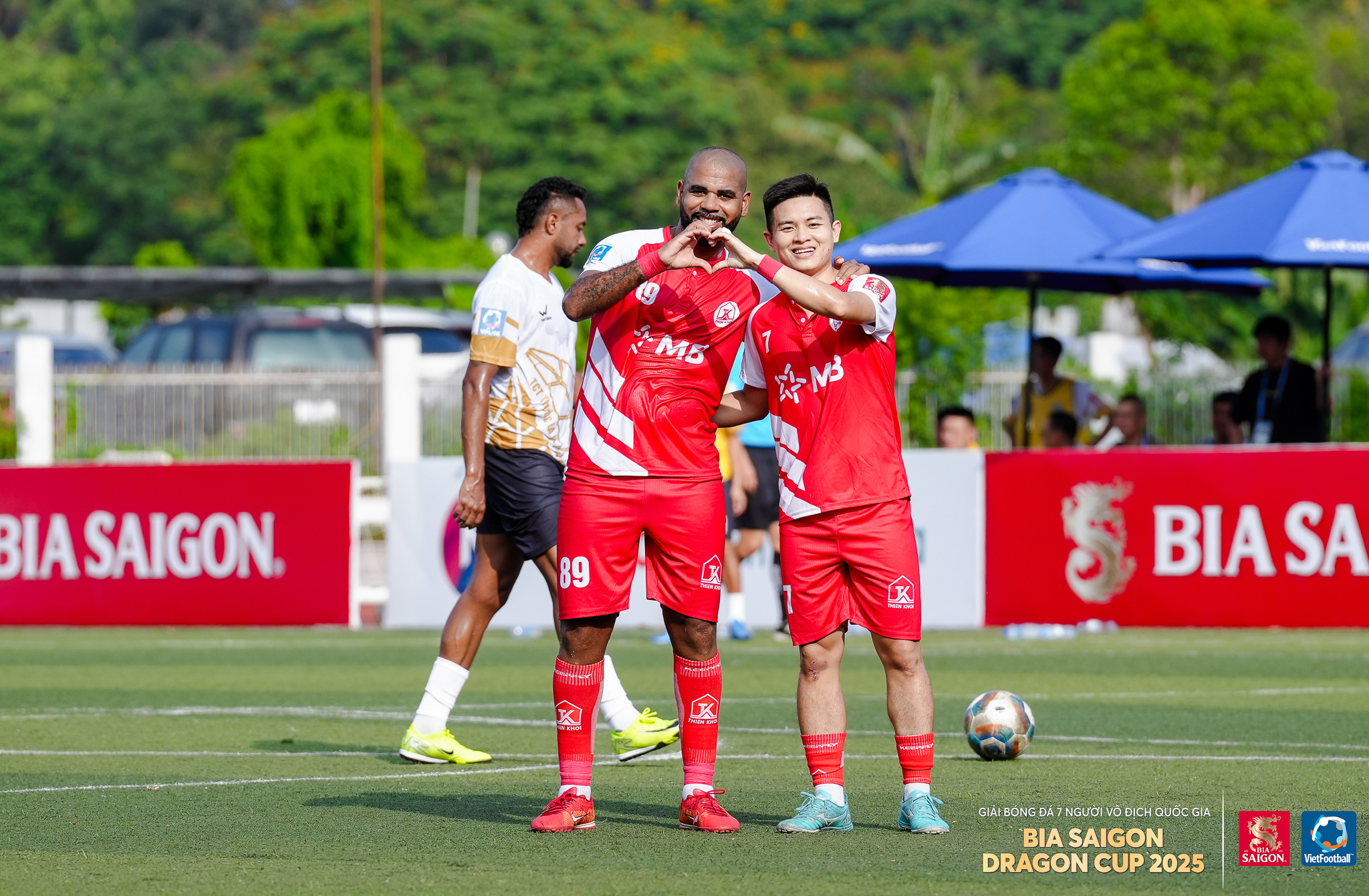 Pha ăn mừng trái tim thương hiệu của bộ đôi 