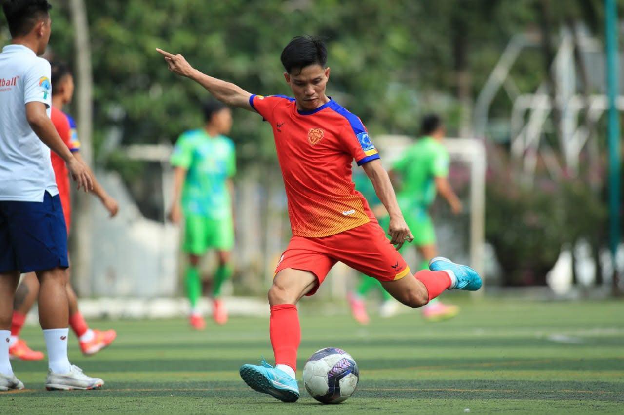 Với sự bổ sung đến từ Vinh “Heo”, đội tuyển bóng đá 7 người Việt Nam hiện có 20 cầu thủ.