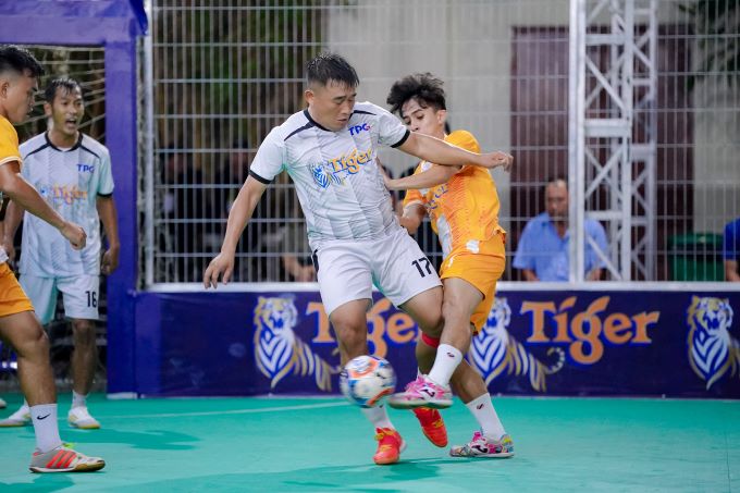 Giải bóng đá trong… lồng trở lại đầy sôi động