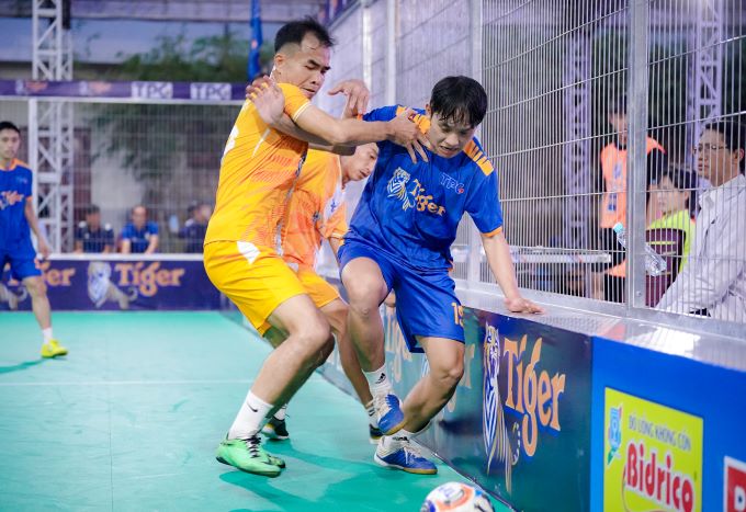 Giải bóng đá trong… lồng trở lại đầy sôi động