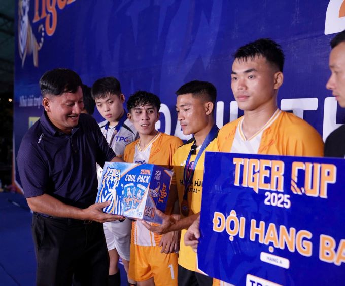 Giải bóng đá trong… lồng trở lại đầy sôi động
