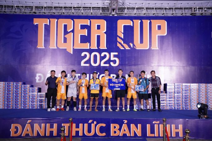 Giải bóng đá trong… lồng trở lại đầy sôi động