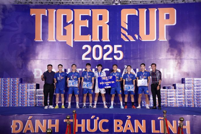 Giải bóng đá trong… lồng trở lại đầy sôi động