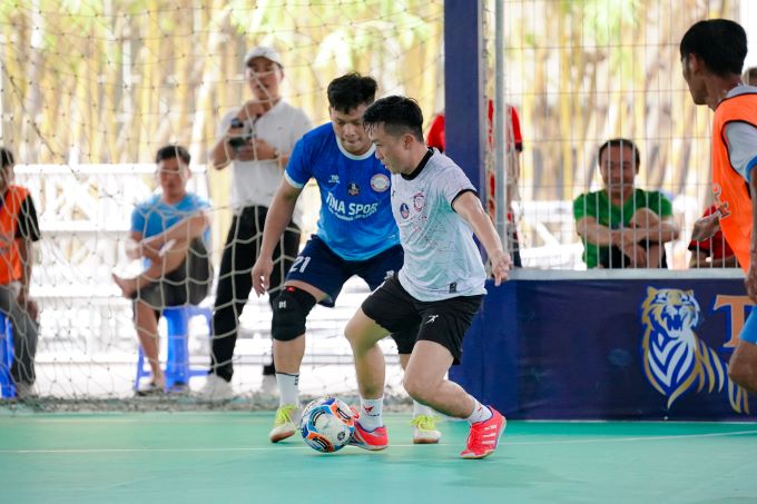 Giải bóng đá trong… lồng trở lại đầy sôi động