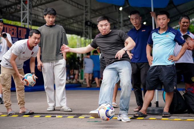 Giải bóng đá trong… lồng trở lại đầy sôi động