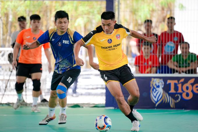 Giải bóng đá trong… lồng trở lại đầy sôi động
