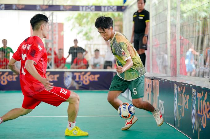 Giải bóng đá trong… lồng trở lại đầy sôi động