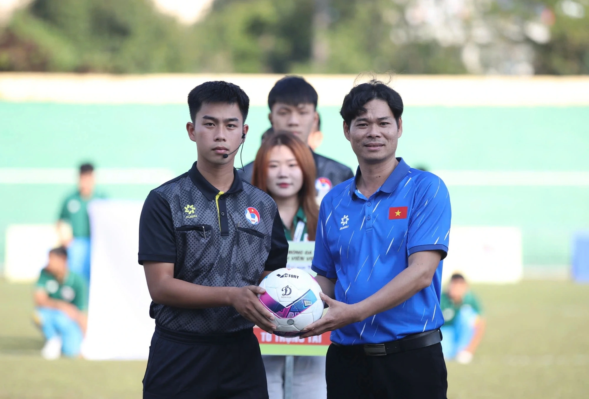 Ông Nguyễn Lanh (bên phải) trao bóng thi đấu cho trọng tàiẢNH: ĐÔNG NGH