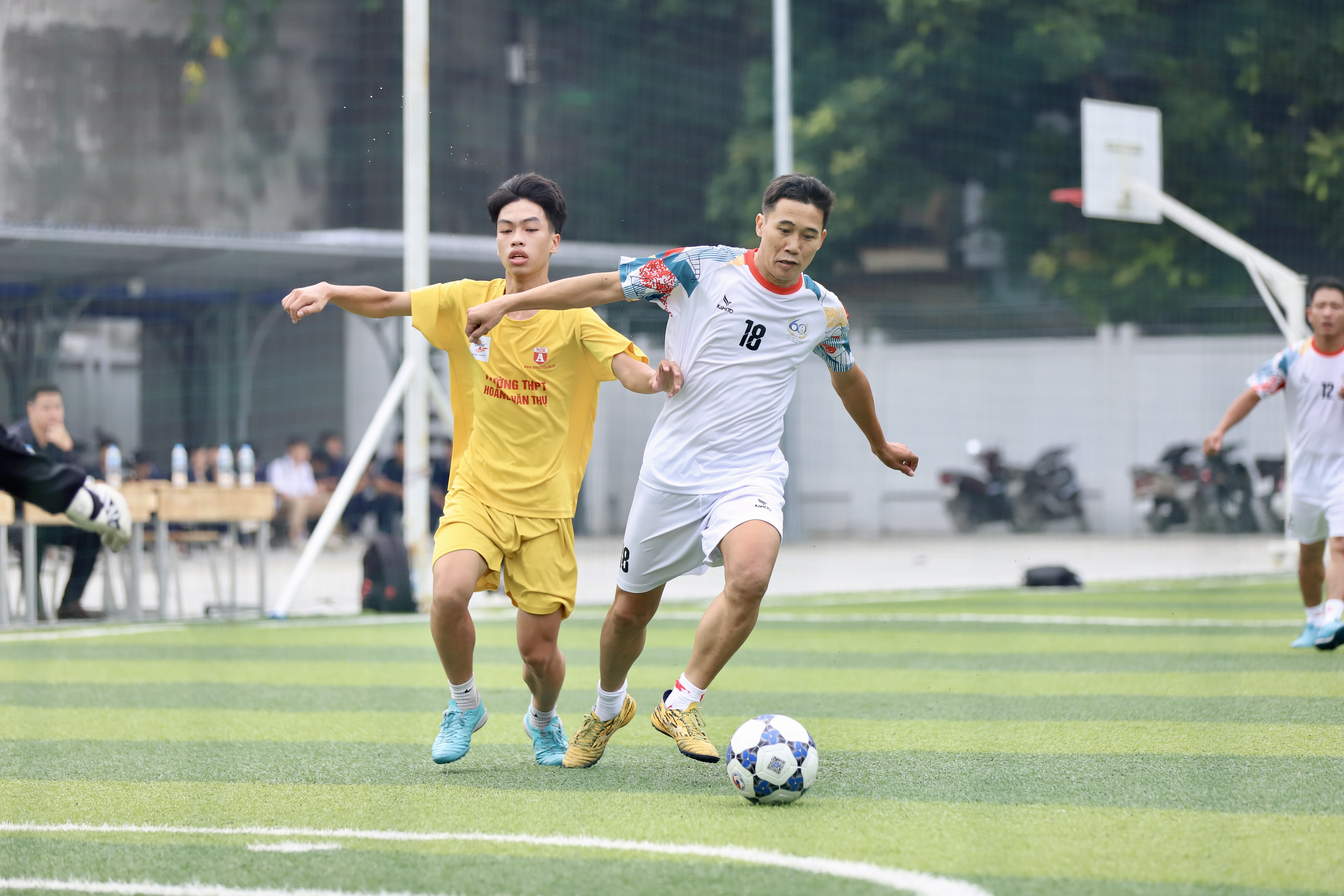 Dàn tuyển thủ ĐT Việt Nam góp mặt tại giải bóng đá Hoàng Văn Thụ 2026