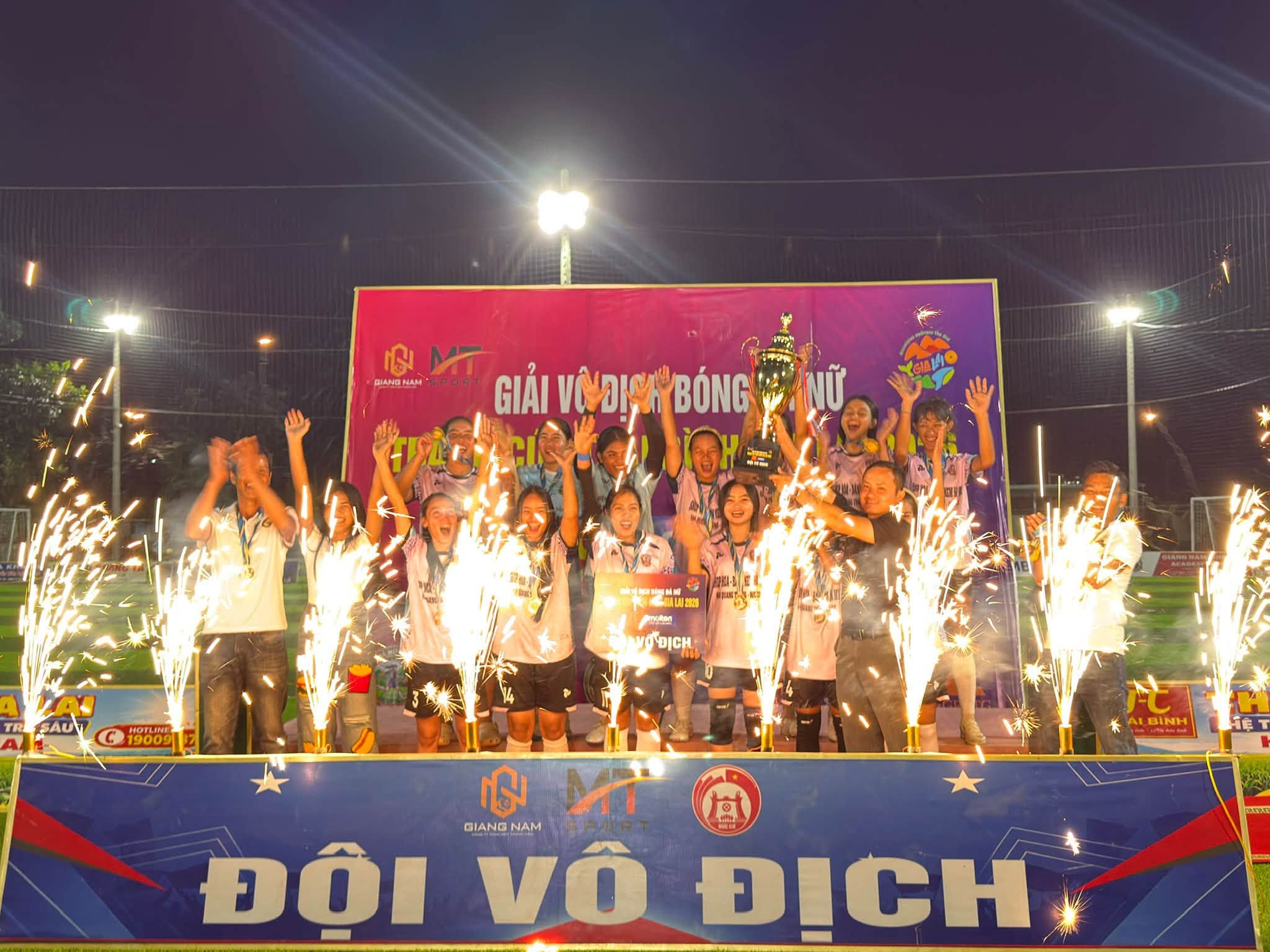 FC Tổng hợp vô địch: Khi những bóng hồng 2 làng cùng viết nên câu chuyện đẹp