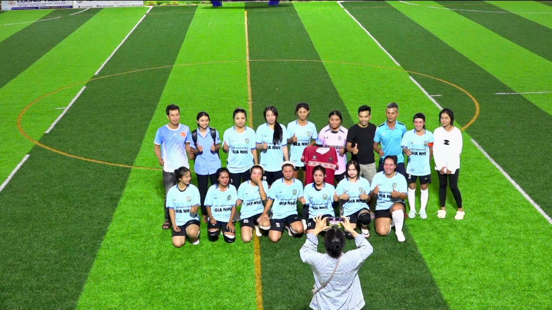 FC Tổng hợp vô địch: Khi những bóng hồng 2 làng cùng viết nên câu chuyện đẹp