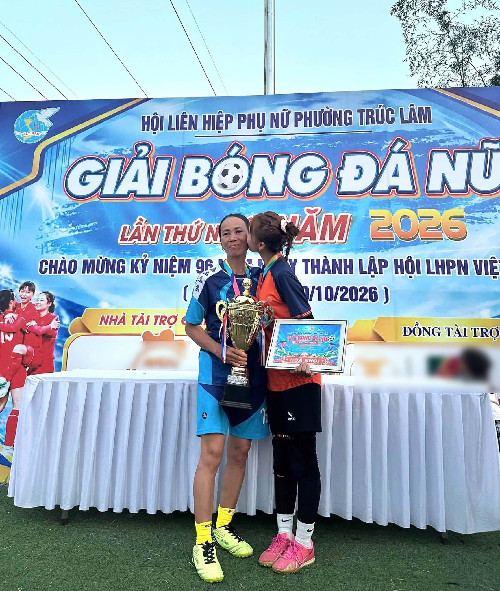 Hoàng Quyên: 