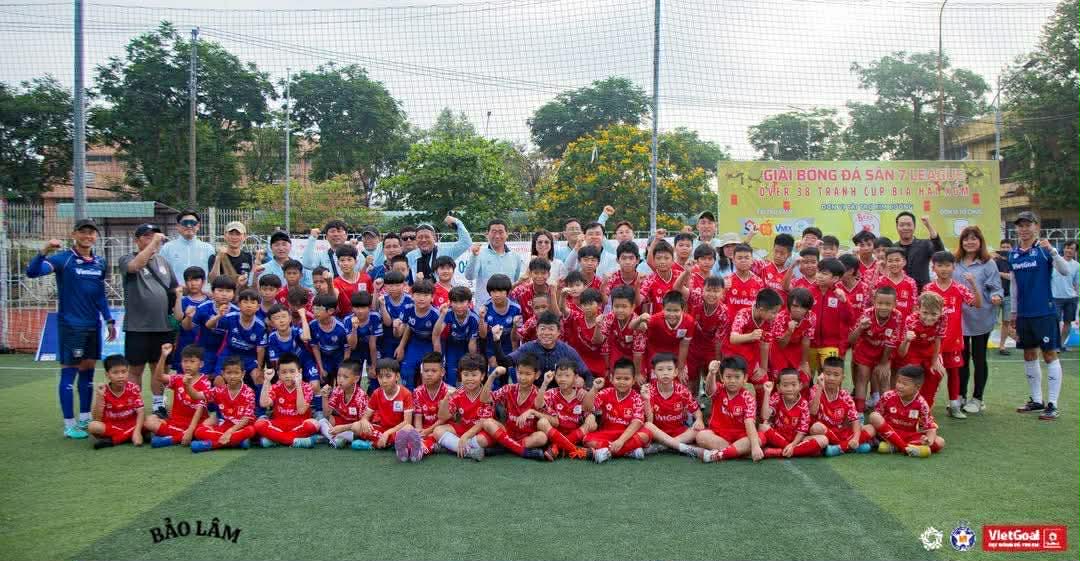 Cầu thủ VietGoal đại diện Việt Nam giao hữu với cầu thủ nhí Hàn Quốc tại Đà Nẵng