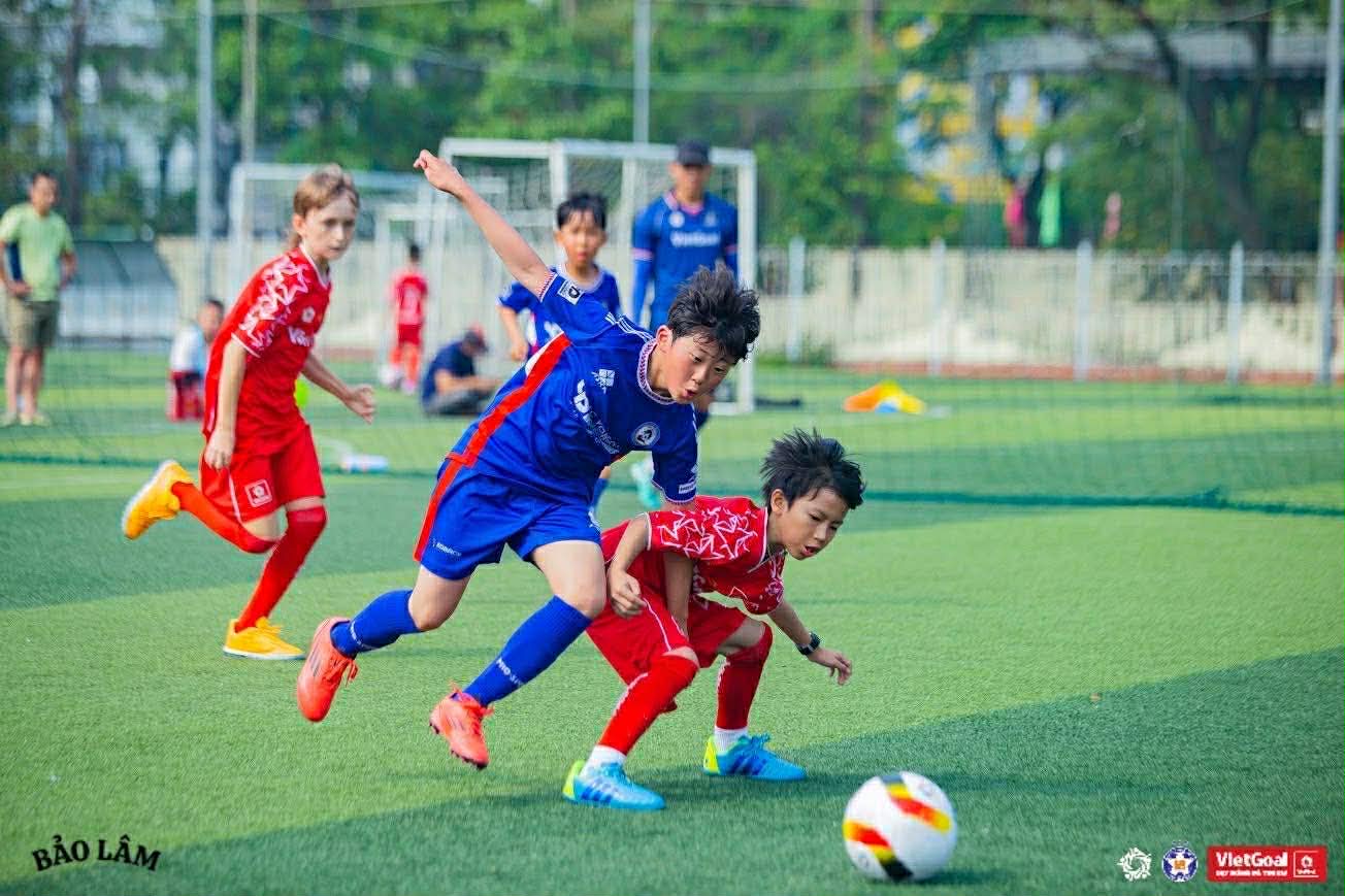 Cầu thủ VietGoal đại diện Việt Nam giao hữu với cầu thủ nhí Hàn Quốc tại Đà Nẵng