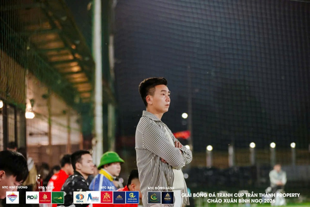 Vẻ mặt thất thần của Bầu Thành(Hoa Hồng) sau khi để thua chóng vánh.