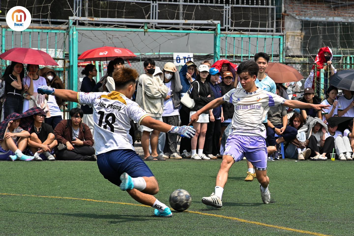 Dàn cầu thủ Đại học Văn hóa Hà Nội: Tay cầm bút, chân tung hoành sân cỏ