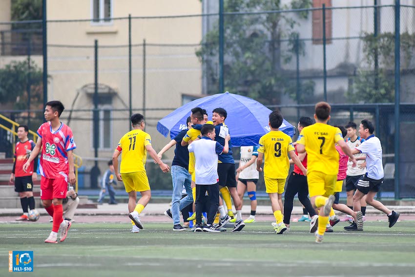 Bản lĩnh của những cầu thủ kì cựu và cầu chuyên giúp FC Sao mang về chiến thắng đầu tay