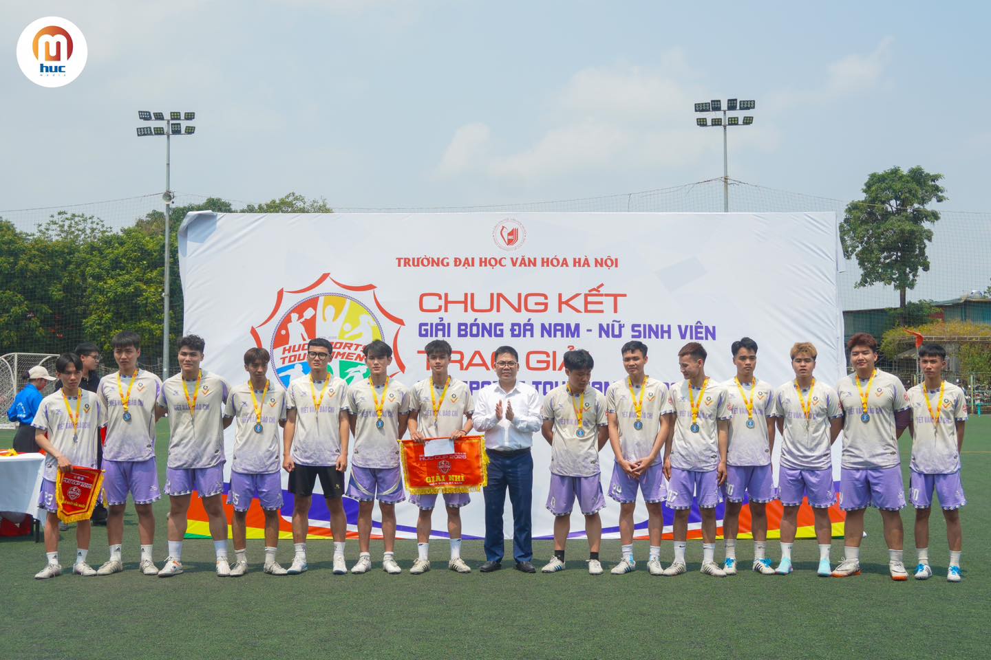 Nam cầu thủ Đại học Văn hóa Hà Nội: Tay cầm bút, chân tung hoành sân cỏ