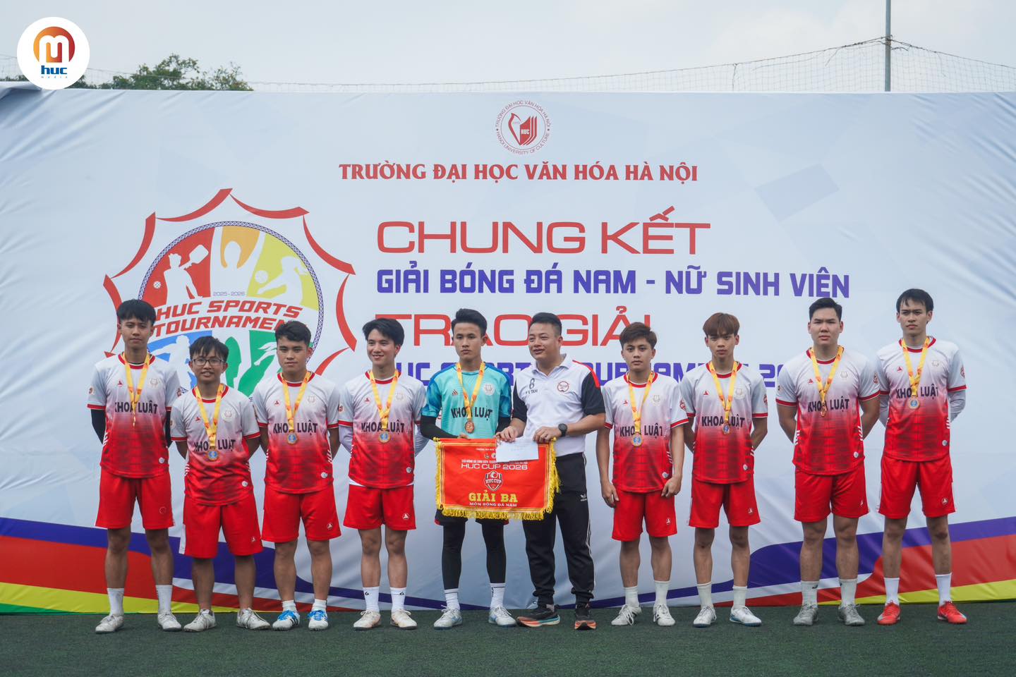 Nam cầu thủ Đại học Văn hóa Hà Nội: Tay cầm bút, chân tung hoành sân cỏ