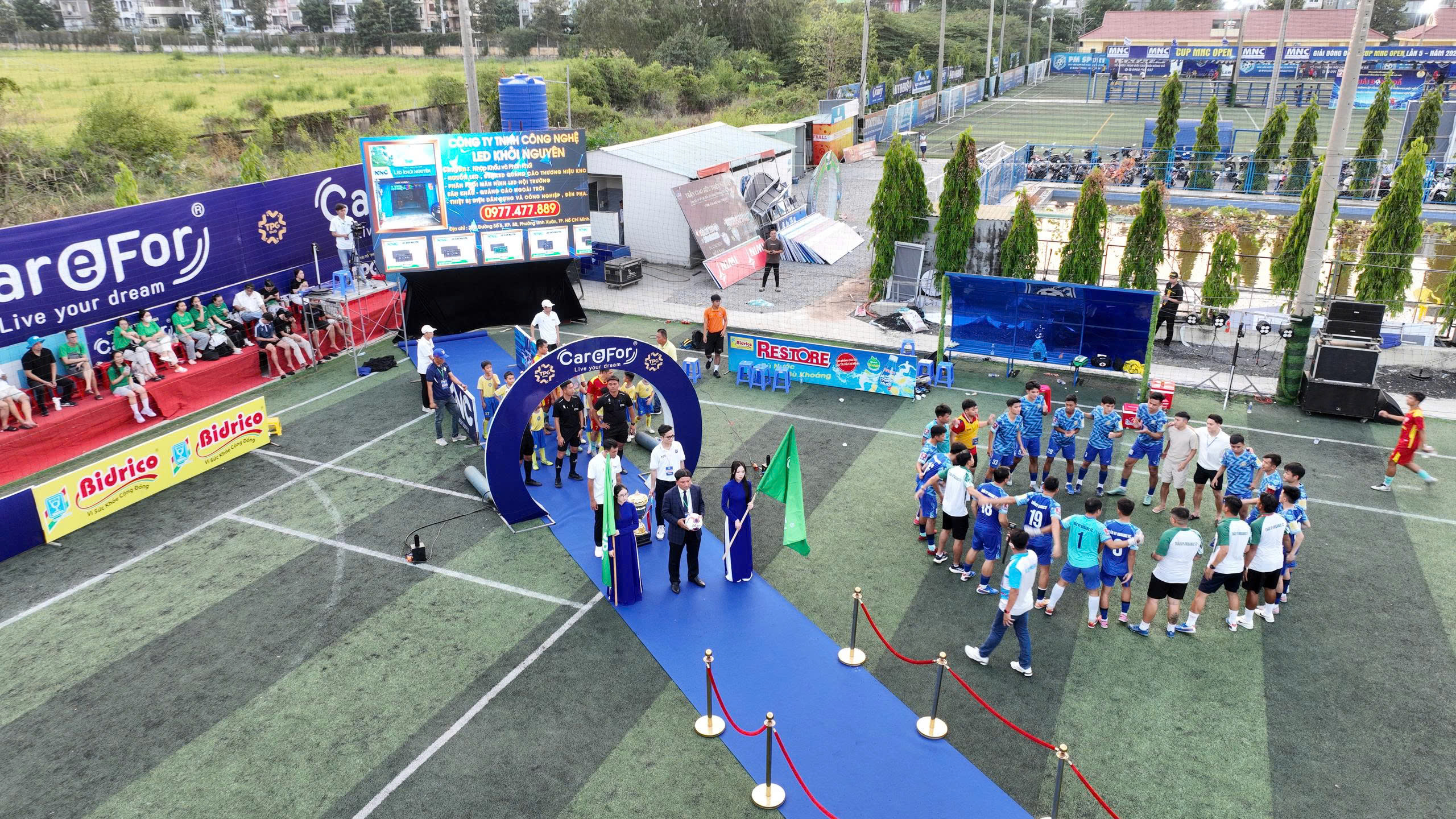 Ấn tượng hình ảnh 12 cầu thủ nhí ra sân tại trận chung kết TPG6v6  - Care For Việt Nam Cup 2026