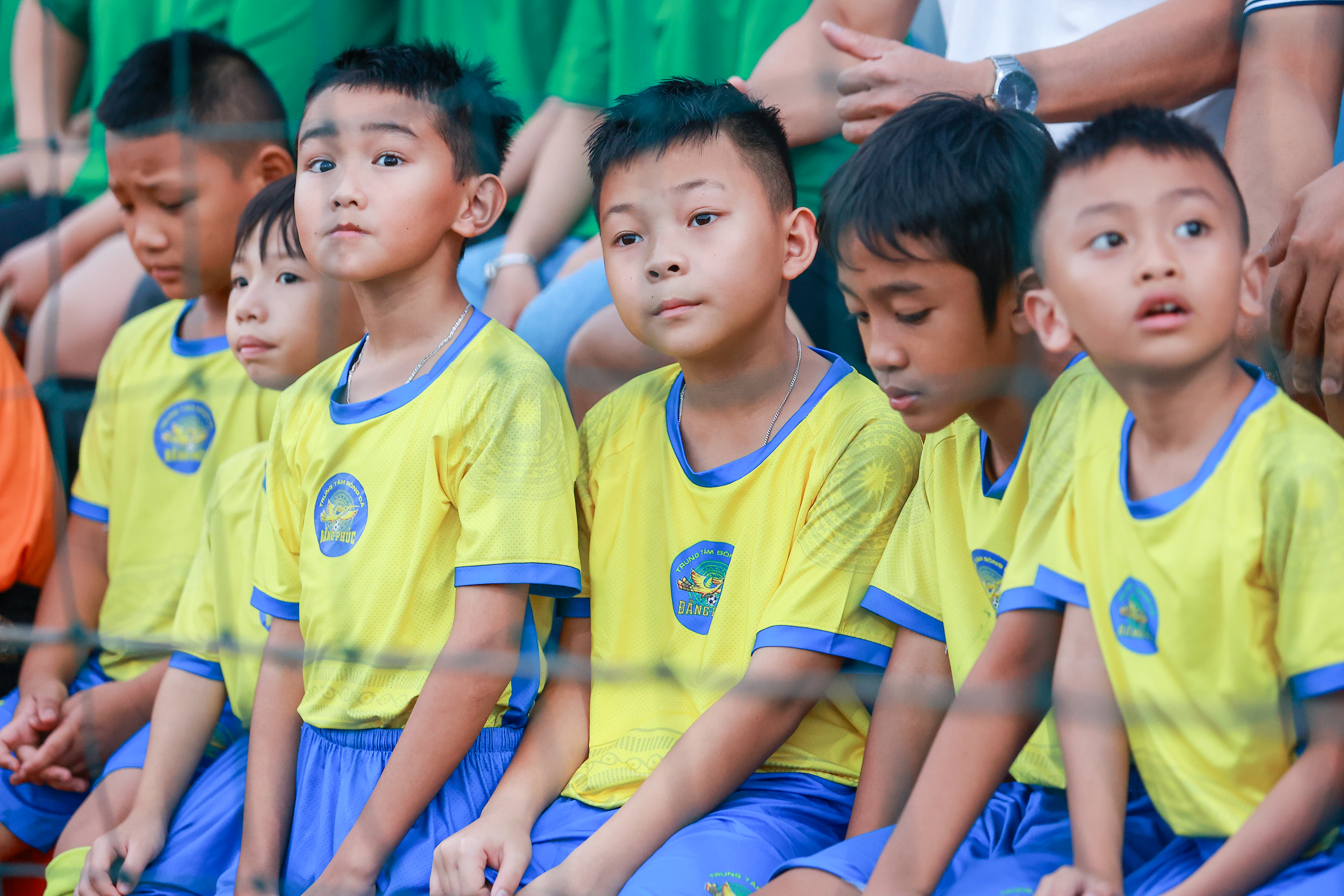 Ấn tượng hình ảnh 12 cầu thủ nhí ra sân tại trận chung kết TPG6v6  - Care For Việt Nam Cup 2026