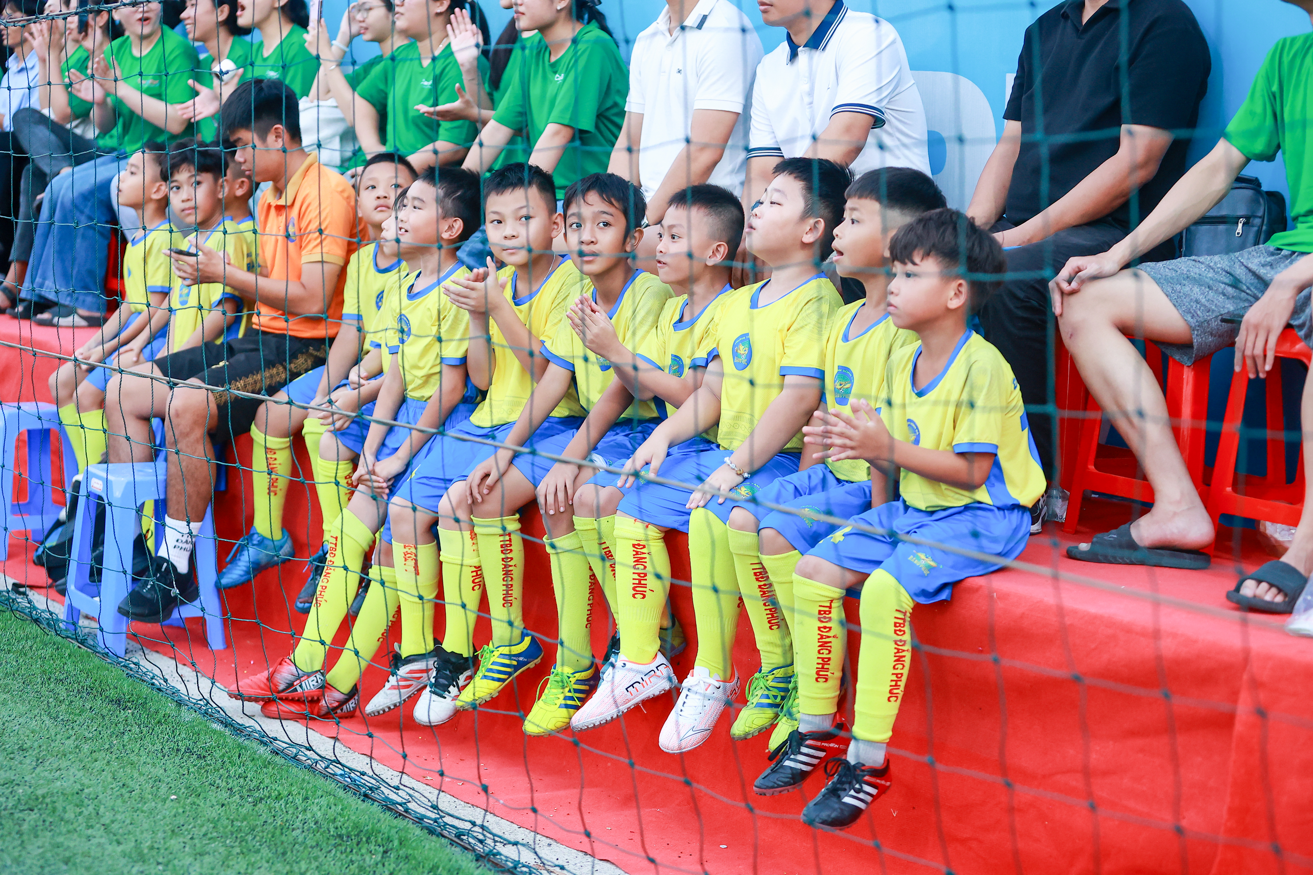 Ấn tượng hình ảnh 12 cầu thủ nhí ra sân tại trận chung kết TPG6v6  - Care For Việt Nam Cup 2026