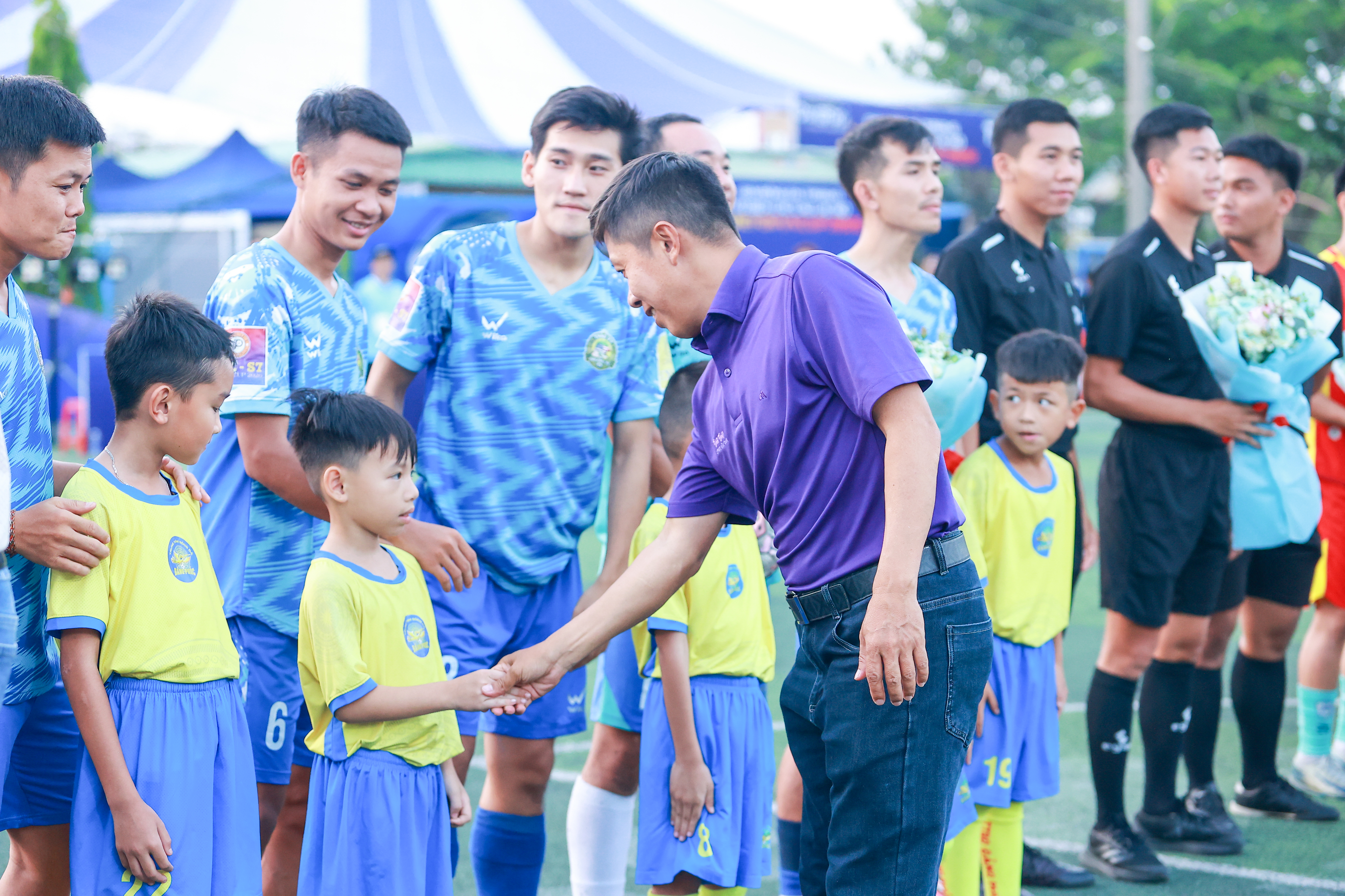 Ấn tượng hình ảnh 12 cầu thủ nhí ra sân tại trận chung kết TPG6v6  - Care For Việt Nam Cup 2026