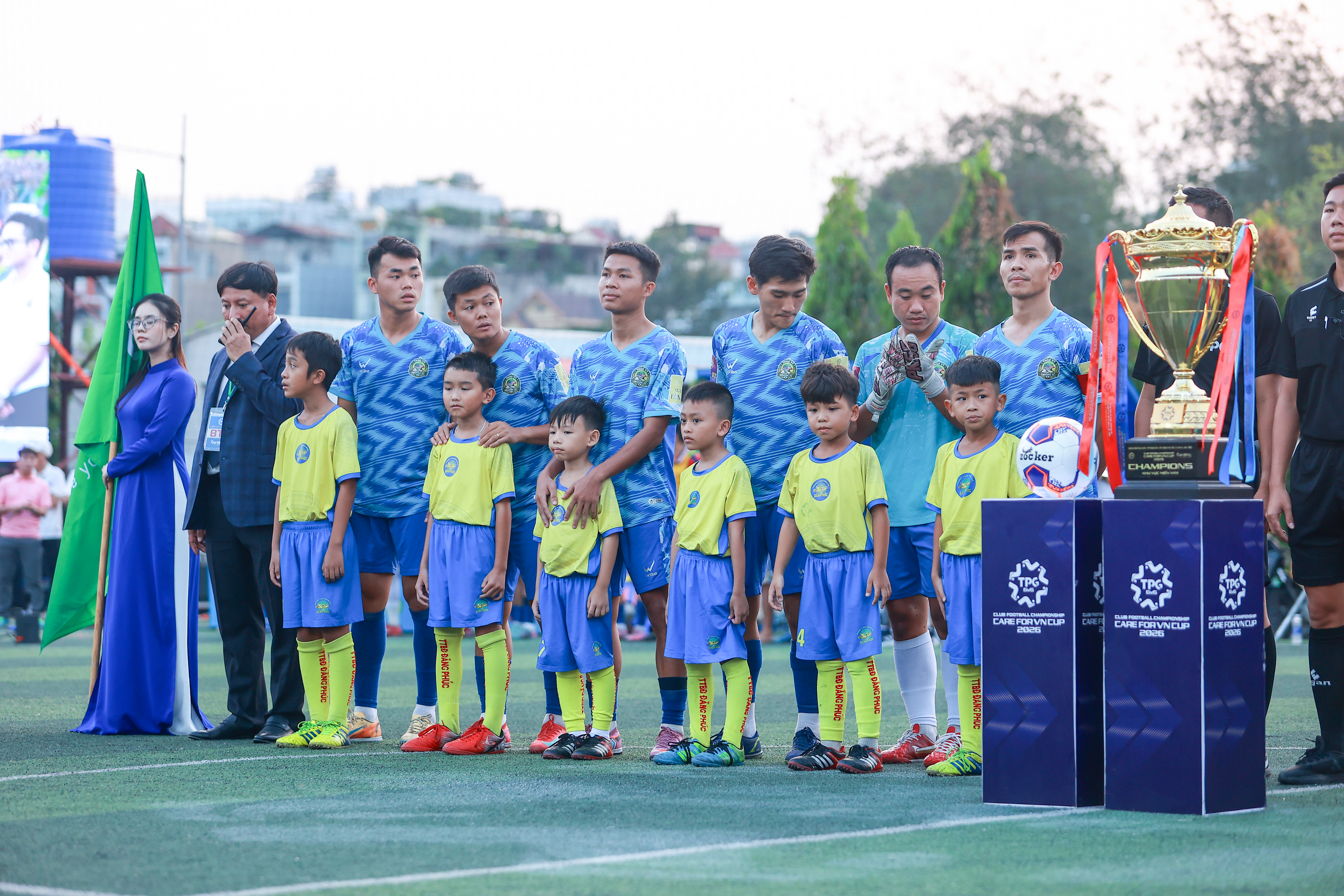 Ấn tượng hình ảnh 12 cầu thủ nhí ra sân tại trận chung kết TPG6v6  - Care For Việt Nam Cup 2026