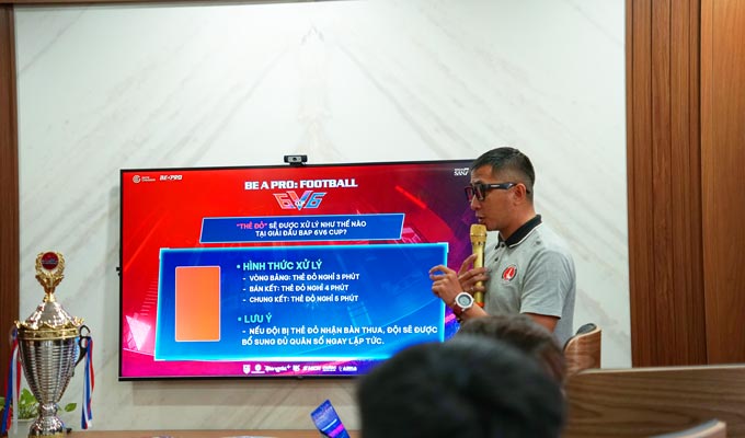 Trưởng giả Louis Nguyễn tại buổi họp kỹ thuật ra mắt giải đấu