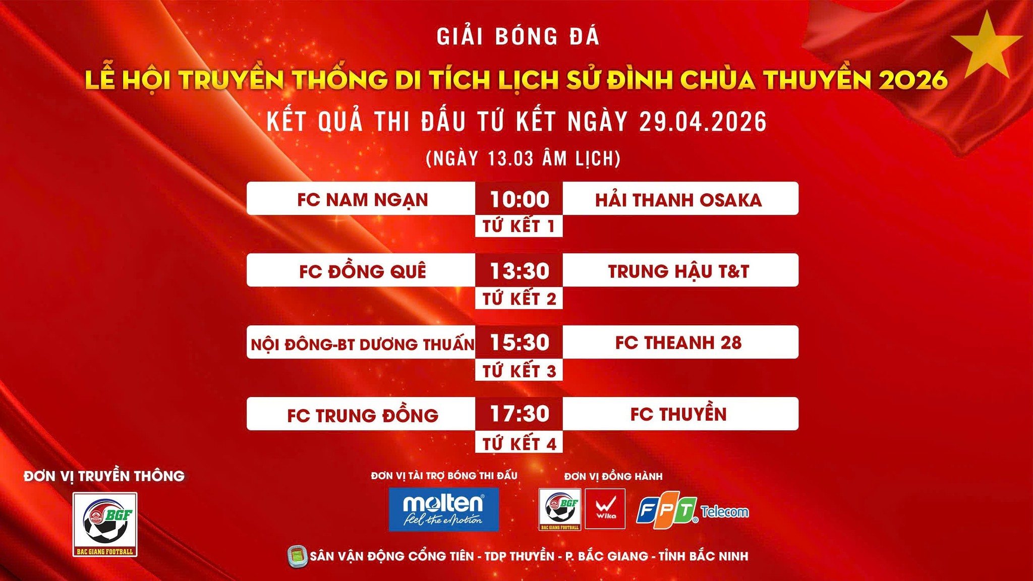 Hình ảnh xúc động khi BTC giúp sân bóng bớt nước để các đội tranh tài