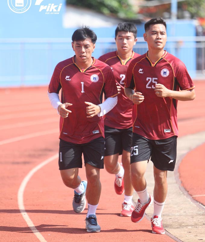 Các cầu thủ của CLB futsal Tân Hiệp Hưng tập luyện bên ngoài sân vận động quận 8 cũ