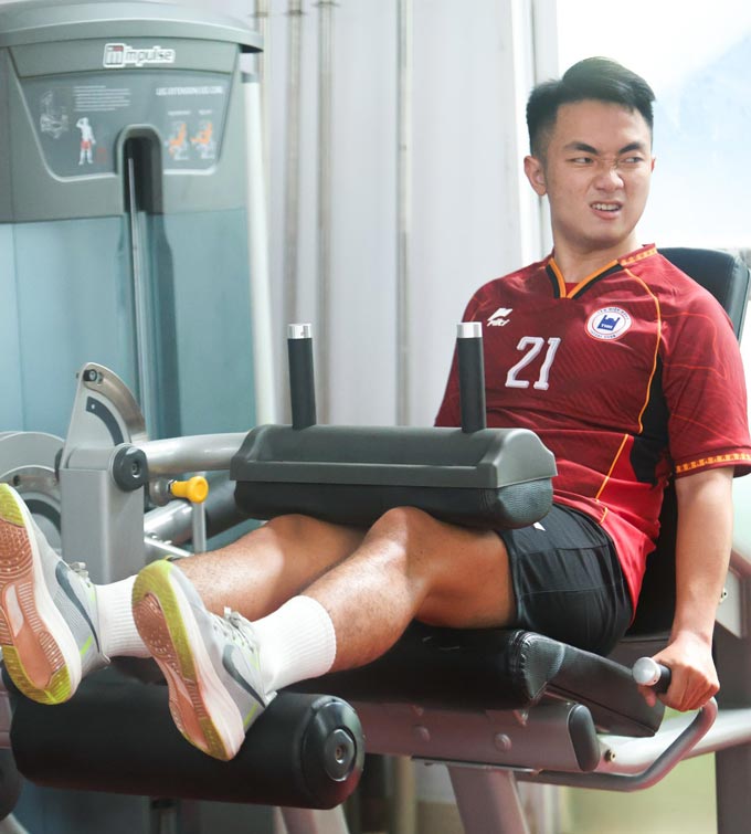 Cầu thủ Tân Hiệp Hưng tập luyện trong phòng gồm