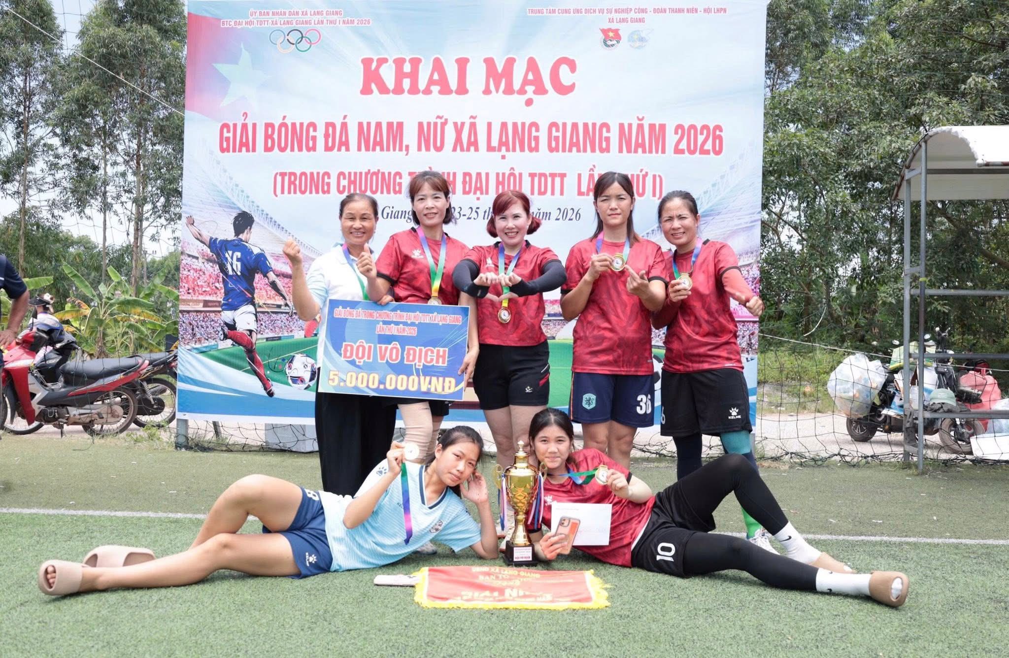 Đội bóng đá nữ thôn Cao Thượng giành chức vô địch xứng đáng